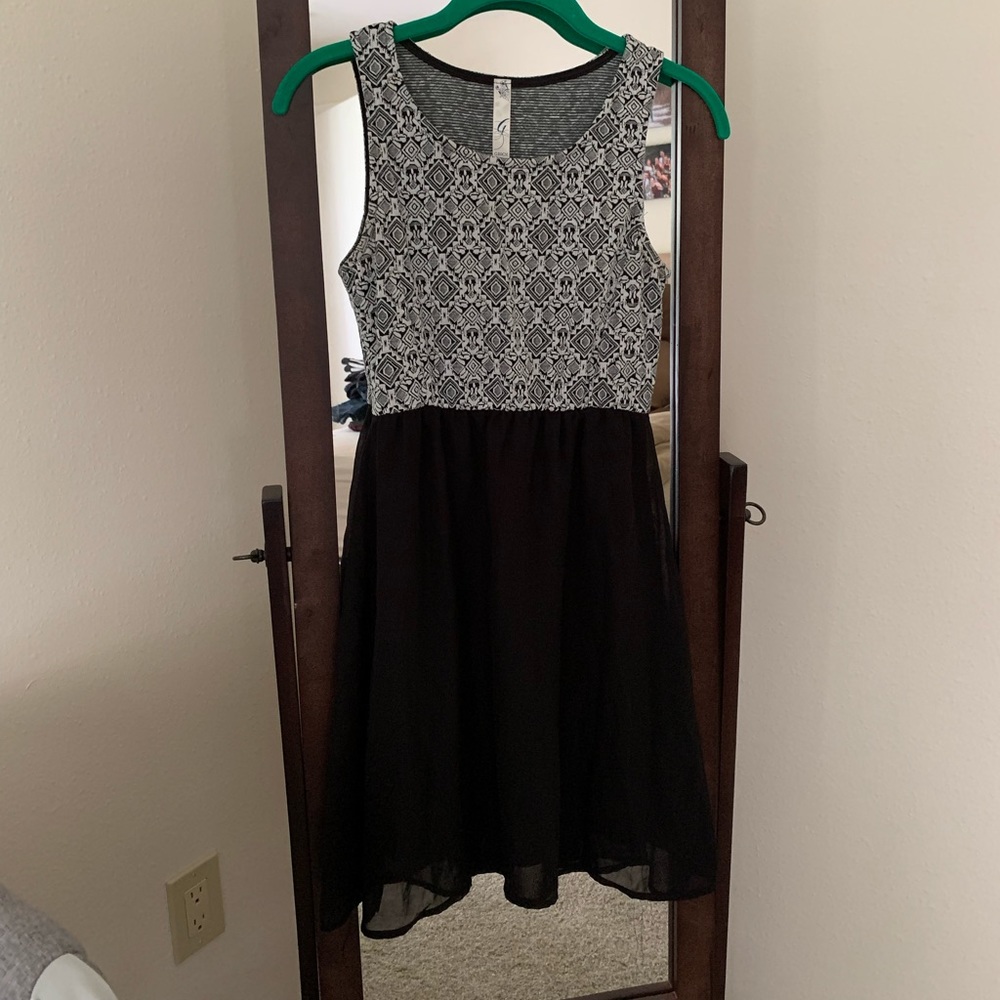 Lightweight black & white dress! Flowy & soft!